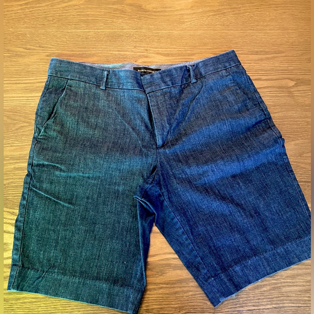 Classic Banana Republic denim Bermuda shorts, size 4.